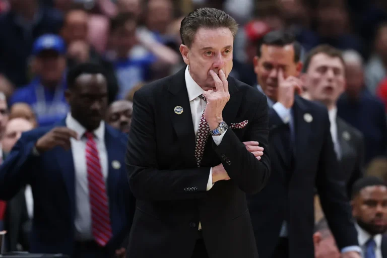 L'équipe de basketball masculin de St. John's programme une visite