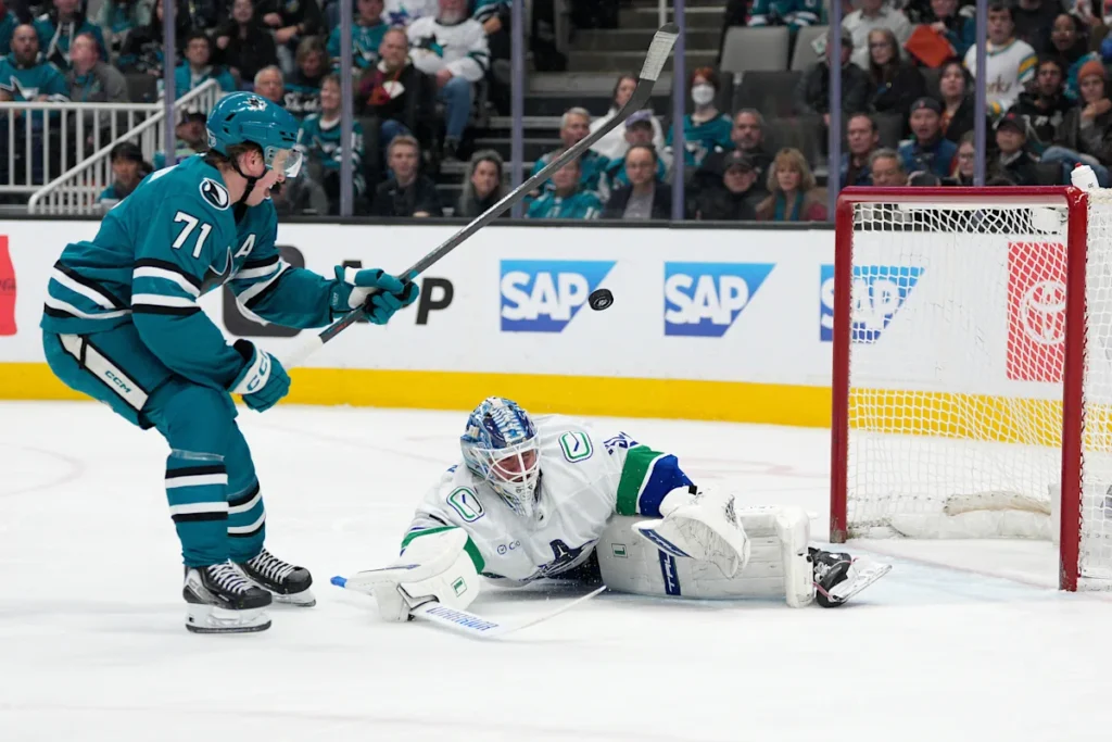 Les Canucks battent les minces espoirs des Sharks en séries