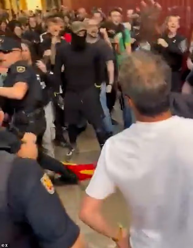 Les violences entre manifestants de droite et de gauche dans