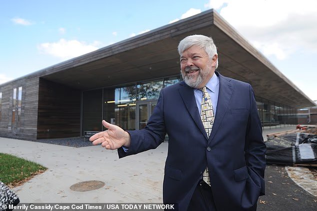 L'étrange obsession d'un président d'université pour une étudiante de 23