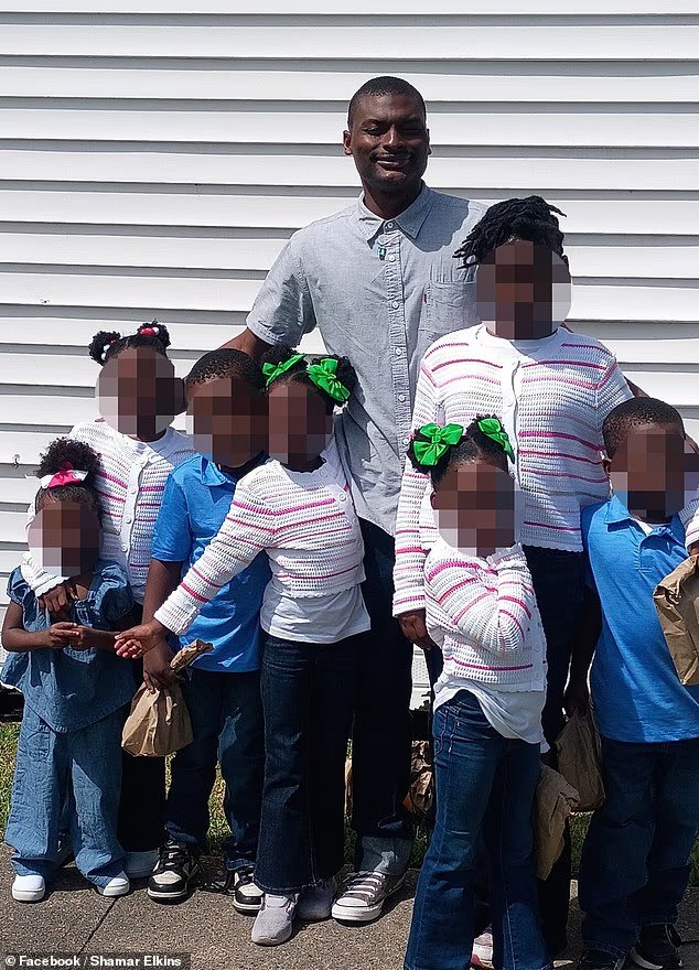 L'image dévastatrice montre un garde national et ses enfants quelques