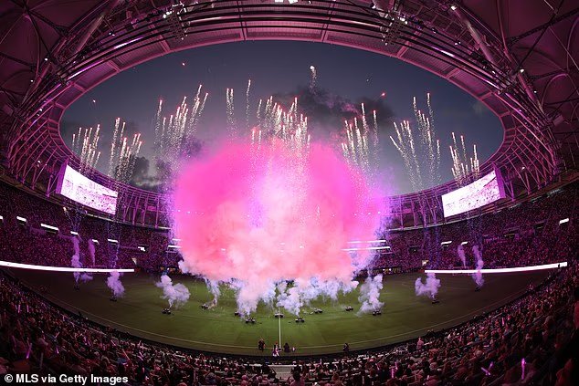 Lionel Messi entre dans l'histoire alors que David Beckham célèbre