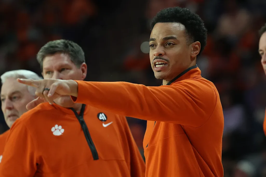 Louisville ajoute l'assistant de Clemson, Sean Dixon, au personnel