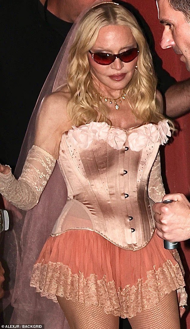 Madonna, 67 ans, fait tourner les têtes dans un corset
