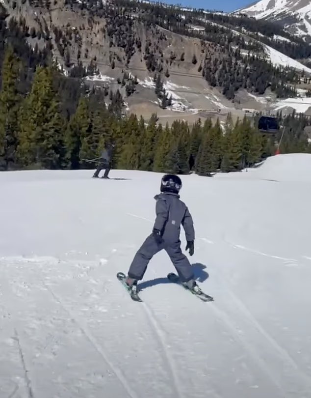 Meghan partage une rare photo de Harry et Archie skiant