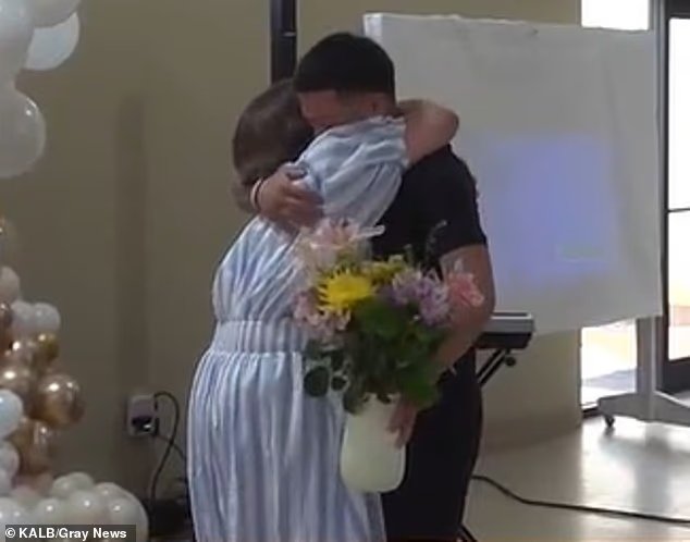 Mère et fils vivent des retrouvailles très émouvantes après 20