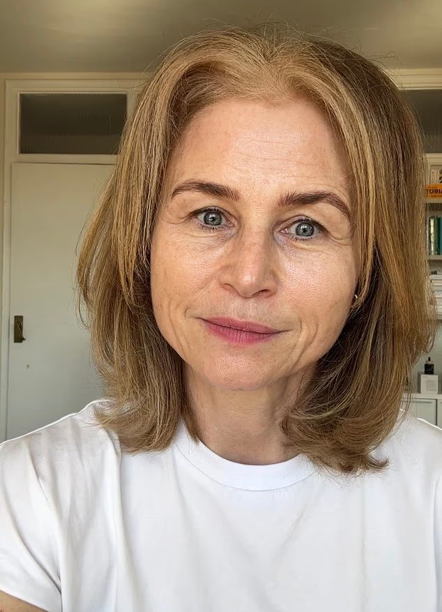 Mes yeux baissés me donnaient un air grincheux et fatigué.