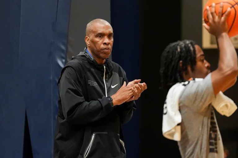 Mike Davis embauché comme entraîneur de basket-ball masculin du MVSU,