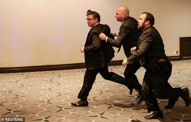 Mike Johnson déclare que les services secrets doivent « se