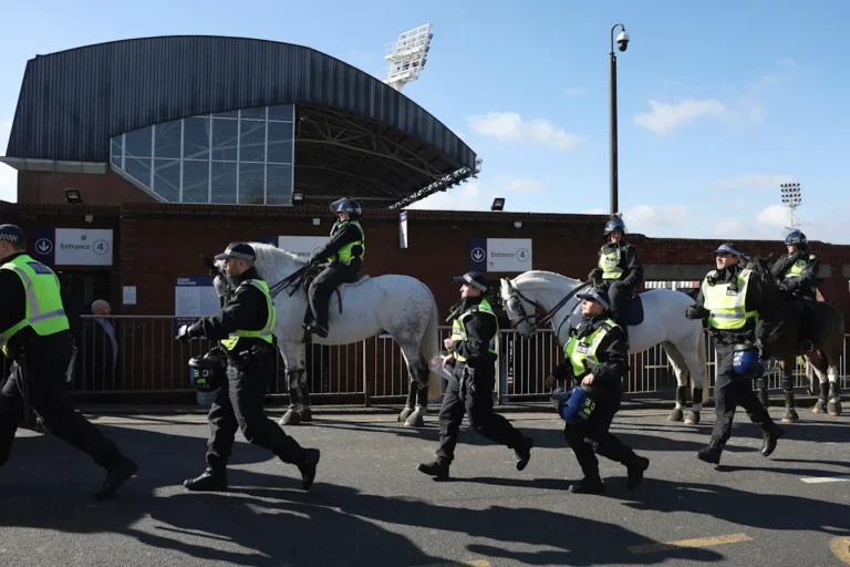 Millwall furieux après qu'un pamphlet antiraciste affiche son emblème sur