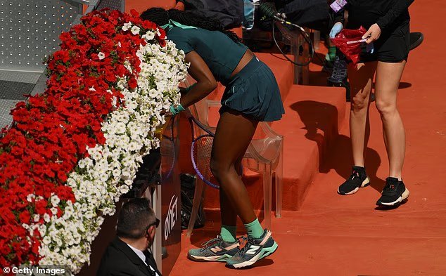 Moment brutal où Coco Gauff vomit sur le terrain à