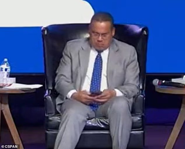 Moment embarrassant Le démocrate AG du Minnesota utilise son téléphone