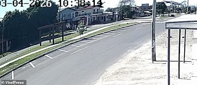 Moment terrifiant, l'avion s'est écrasé sur le restaurant et a