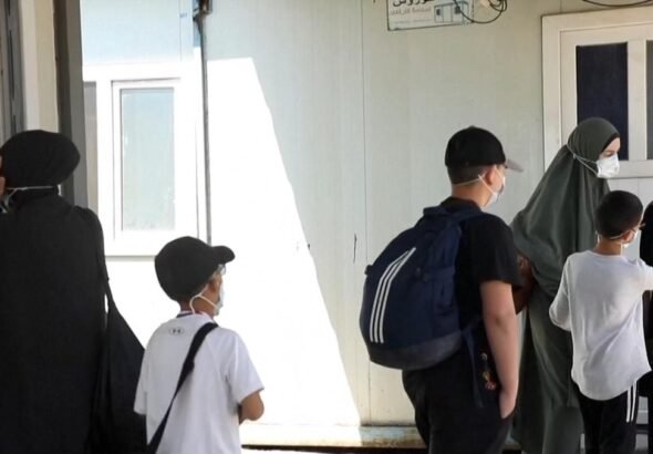 Mujeres y niños vinculados al Estado Islámico huyen de los