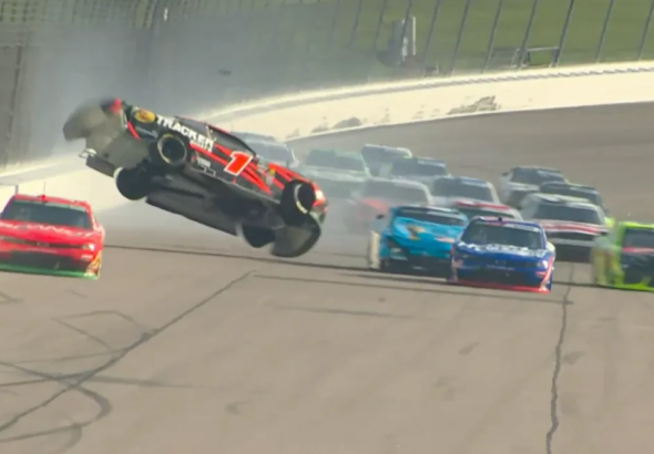 NASCAR: La voiture de Carson Kvapil bascule violemment après moins