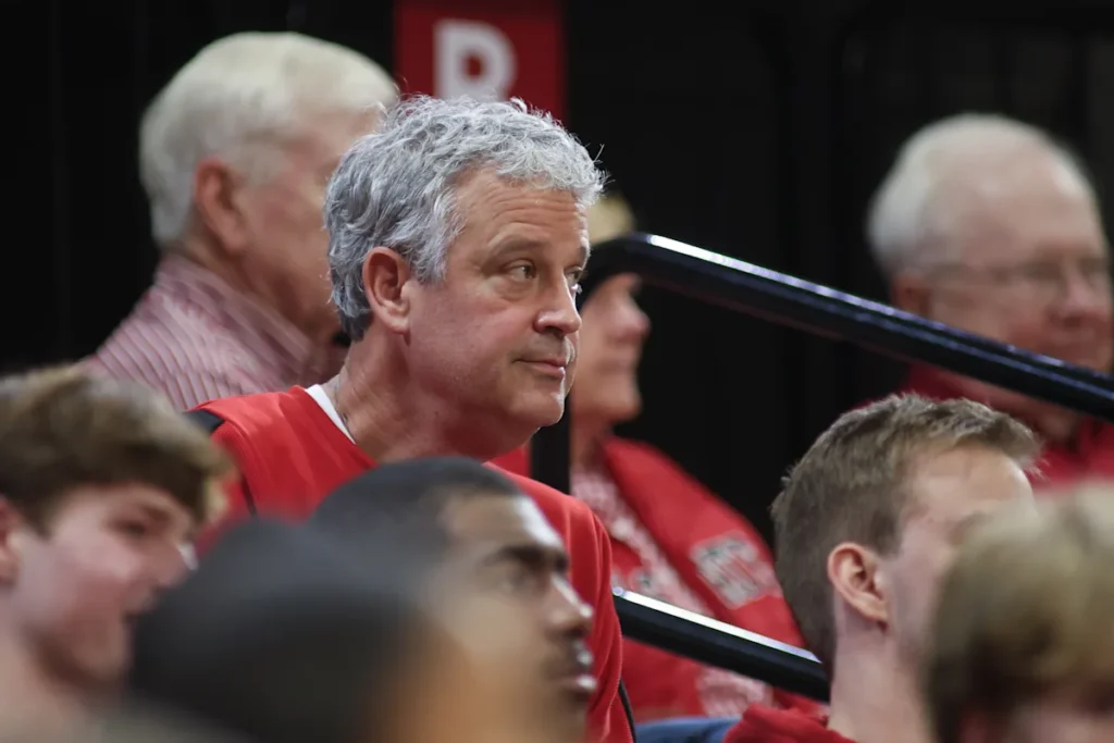 NC State AD appelle accidentellement le nouvel entraîneur de basket-ball