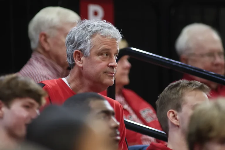 NC State AD appelle accidentellement le nouvel entraîneur de basket-ball