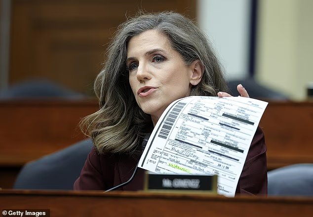 Nancy Mays interrompt l'audience pour confronter le « sexteur »