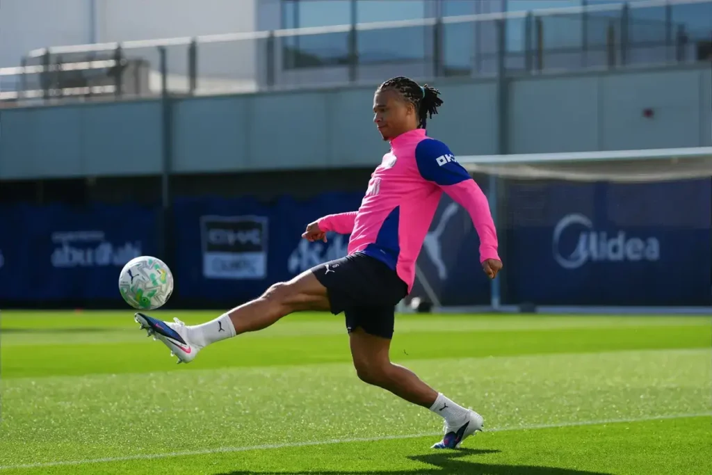 Nathan Ake rejoint Bernardo Silva et John Stones lors de