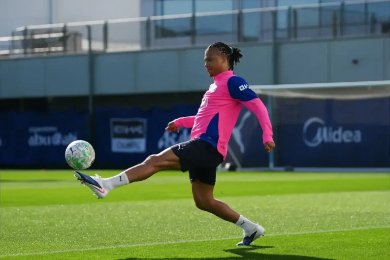 Nathan Ake rejoint Bernardo Silva et John Stones lors de