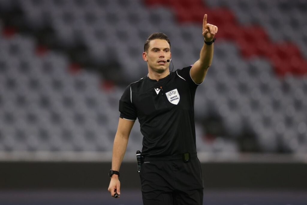 Officiel : nominations des arbitres pour Bologne contre Aston Villa et