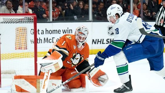PHOTO TST : Les Canucks battent les Ducks 4-3 au