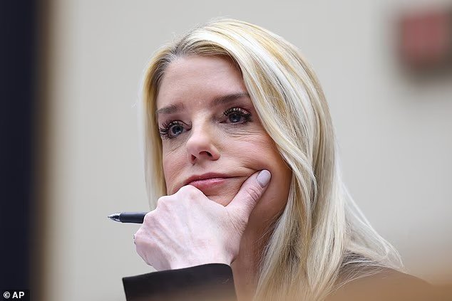Pam Bondi brise son silence après le limogeage brutal de