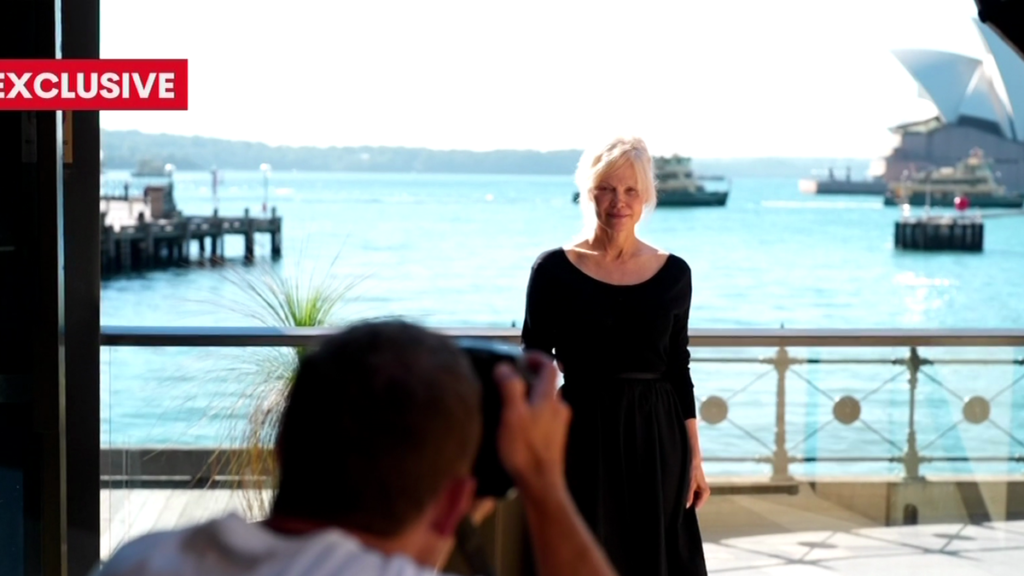 Pamela Anderson llega a Sydney para una gira de conferencias