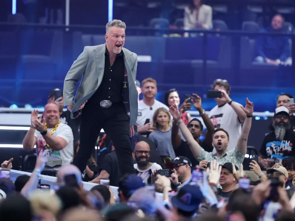 Pat McAfee quitte WrestleMania sur une civière avant l'événement principal