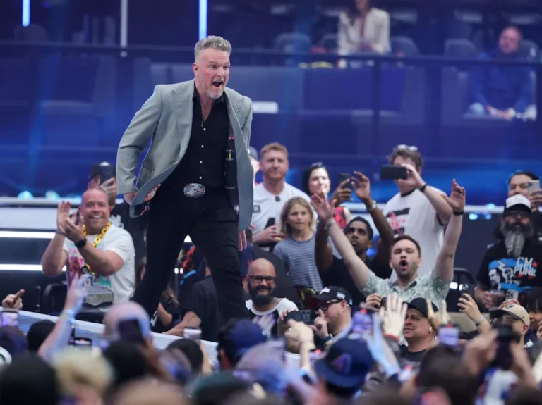 Pat McAfee quitte WrestleMania sur une civière avant l'événement principal