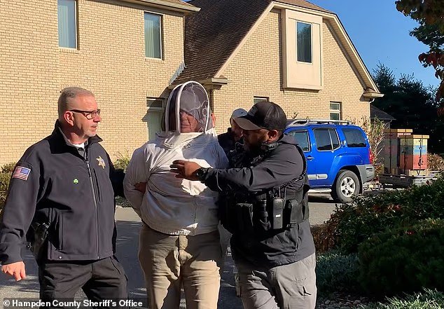 Photos d'arrestation hilarantes d'une femme reconnue coupable d'avoir envoyé un