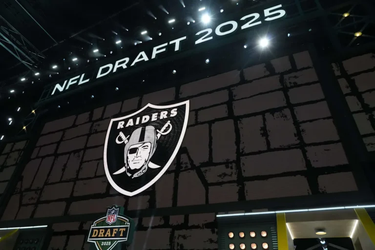 Premier aperçu de la salle de repêchage des Raiders, GM