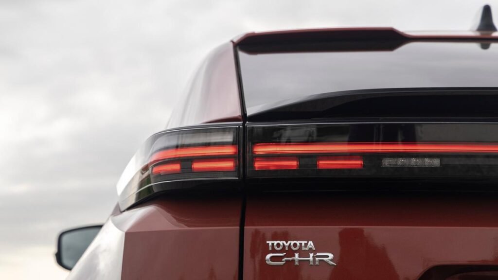 Revisión del Toyota C-HR+ 2026: conducción rápida