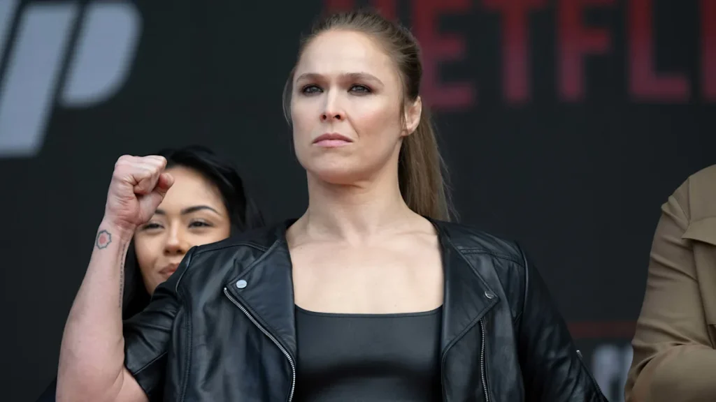 Ronda Rousey lance un coup à la championne de l'UFC