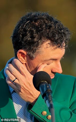 Rory McIlroy retient ses larmes après avoir scellé une victoire