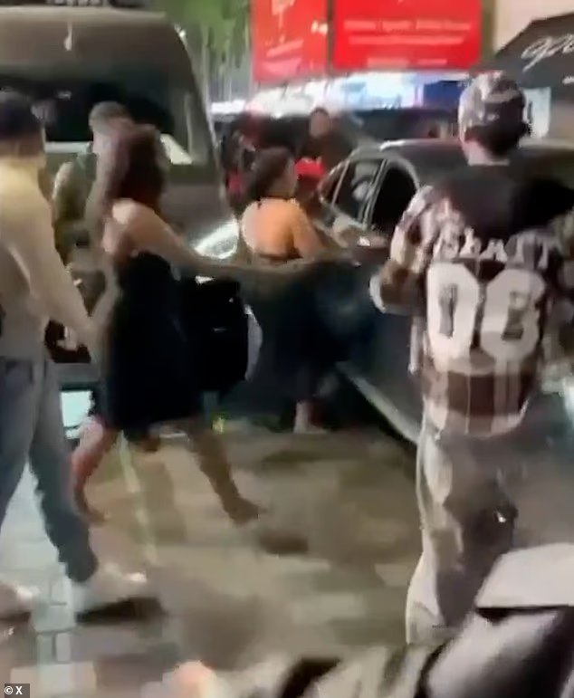 Scènes horribles à Mayfair alors que la conductrice enfonce sa