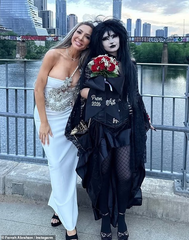 Sofia, la fille de 17 ans de Farrah Abraham, arbore