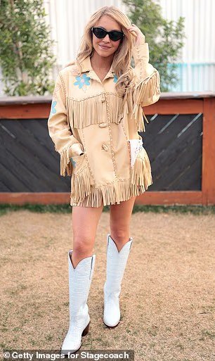 Sydney Sweeney est assise sur les épaules de son petit