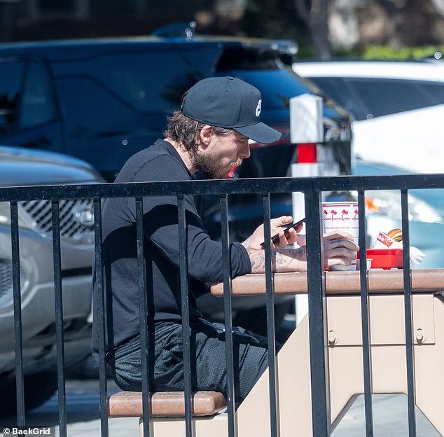 Table pour une personne : Brooklyn Beckham se sent seul alors