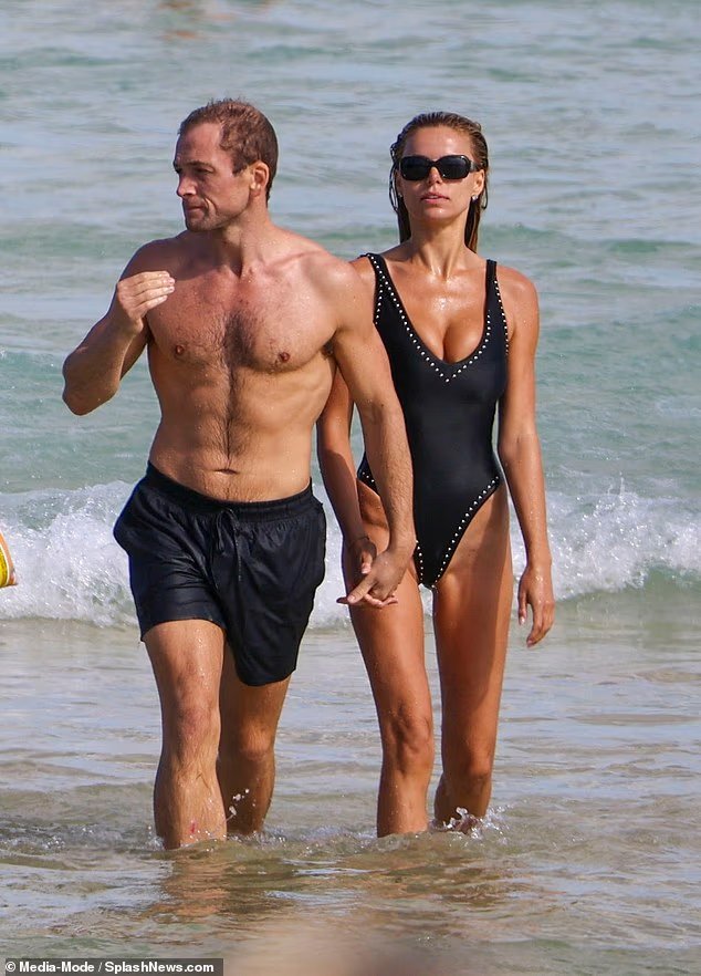 Taron Egerton torse nu recrée la scène emblématique de Bond