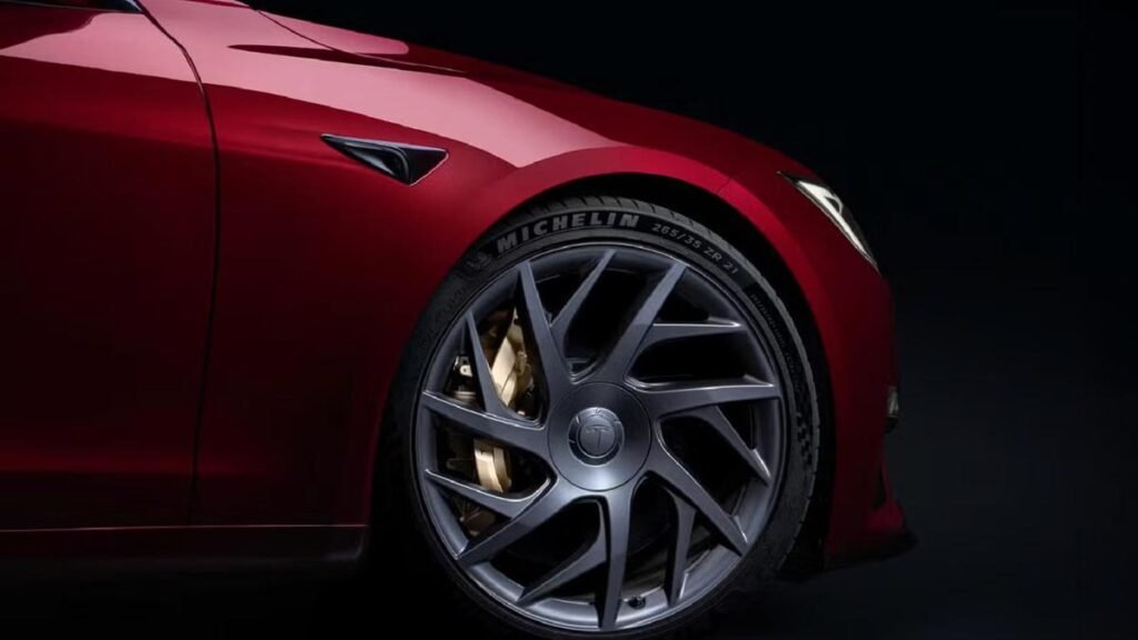 Tesla multa con hasta 70.000 dólares a los compradores que