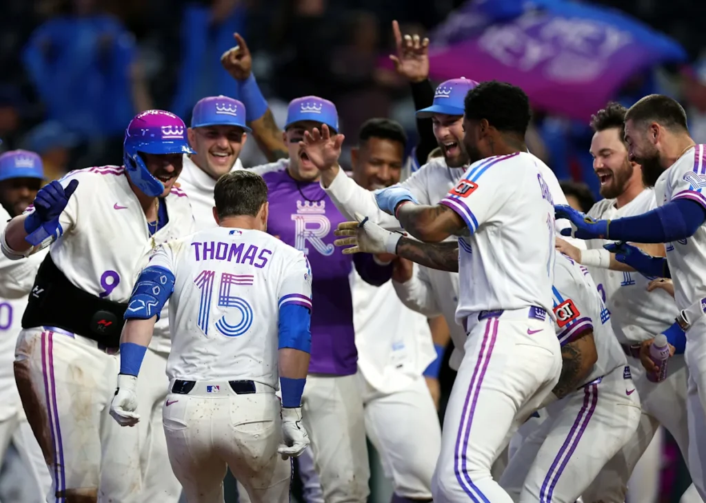 Thomas gagne 11-9 dans un match marathon, les Royals balayent