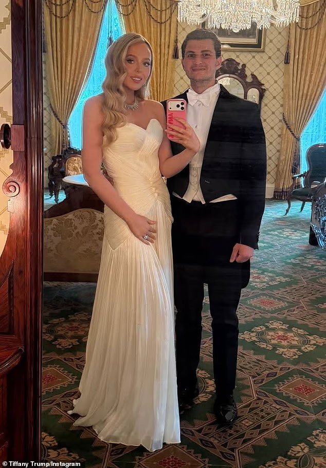 Tiffany Trump affiche sa silhouette post-partum dans une robe bustier