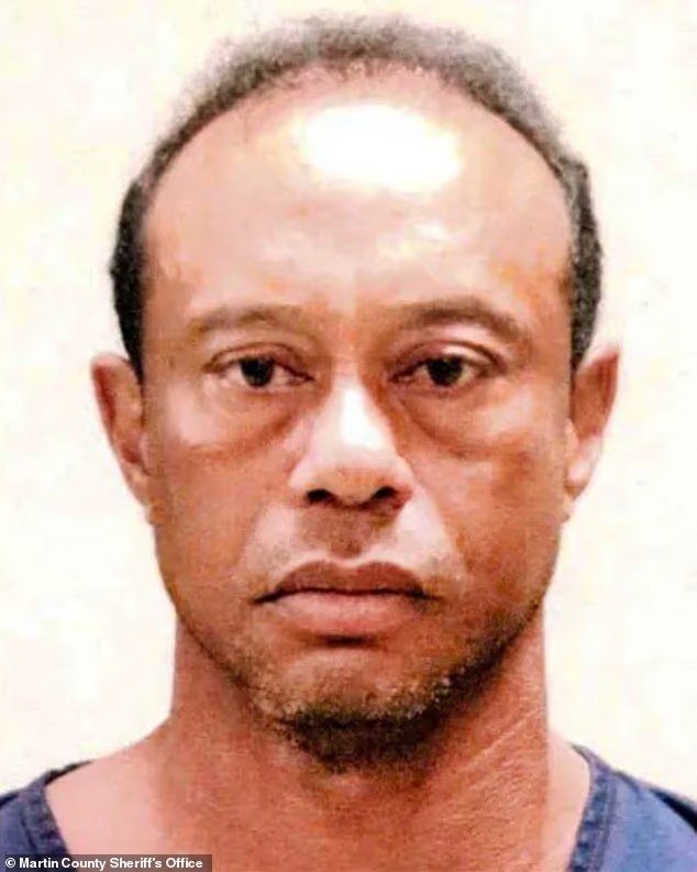 Tiger Woods capturé en uniforme de prisonnier dans des images