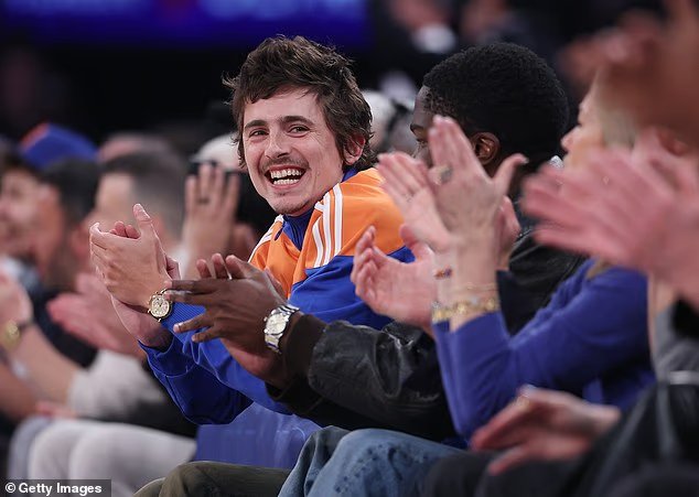 Timothee Chalamet mène les A-listers alors qu'ils regardent les Knicks