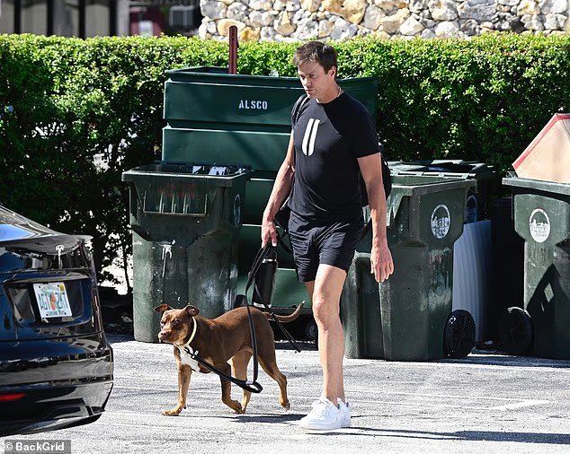 Tom Brady promène son chien cloné après une séance de