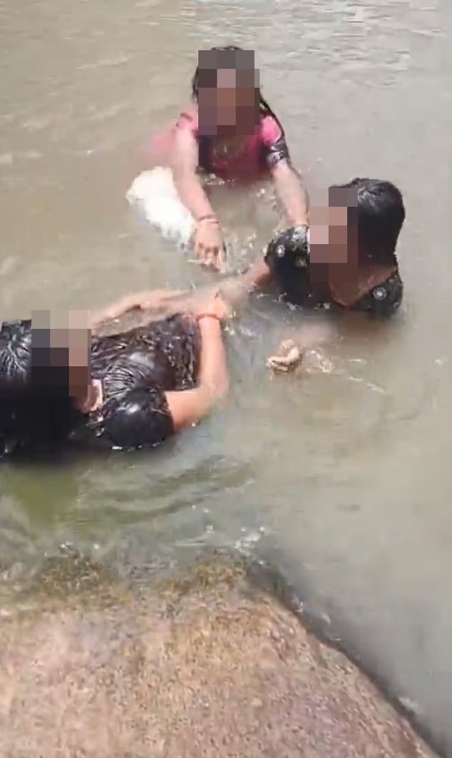 Trois adolescentes ont été vues en train de rire et