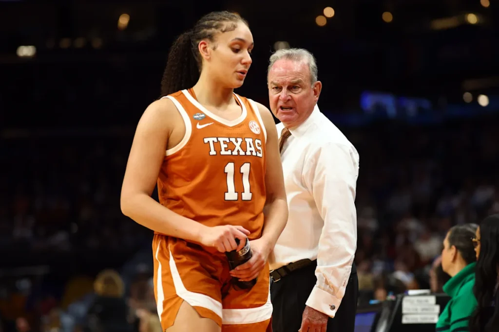 Trois basketteurs texans entrent sur le portail de transfert de