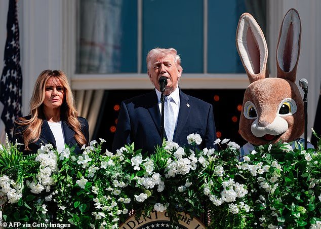 Trump et Melania apparaissent à côté d'un lapin de Pâques
