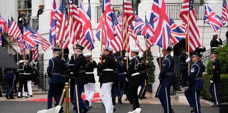 Trump et Melania déroulent le tapis rouge lors d'un accueil